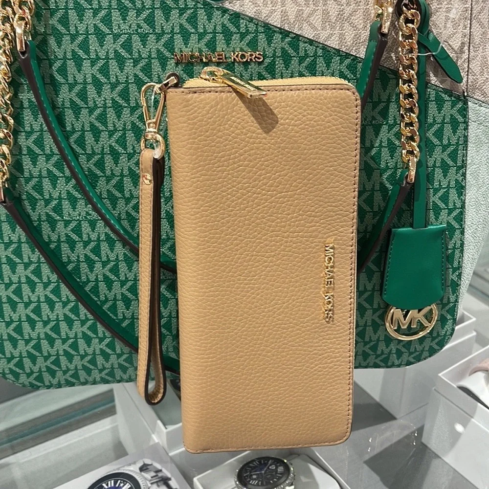 MICHAEL KORS LARGE TRAVEL CONTINENTAL WRISTLET WALLET PHONEHOLDER CAMEL